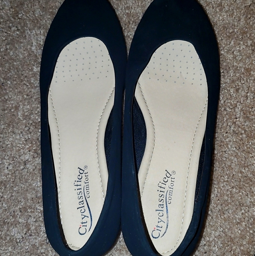 Black casual low wedge